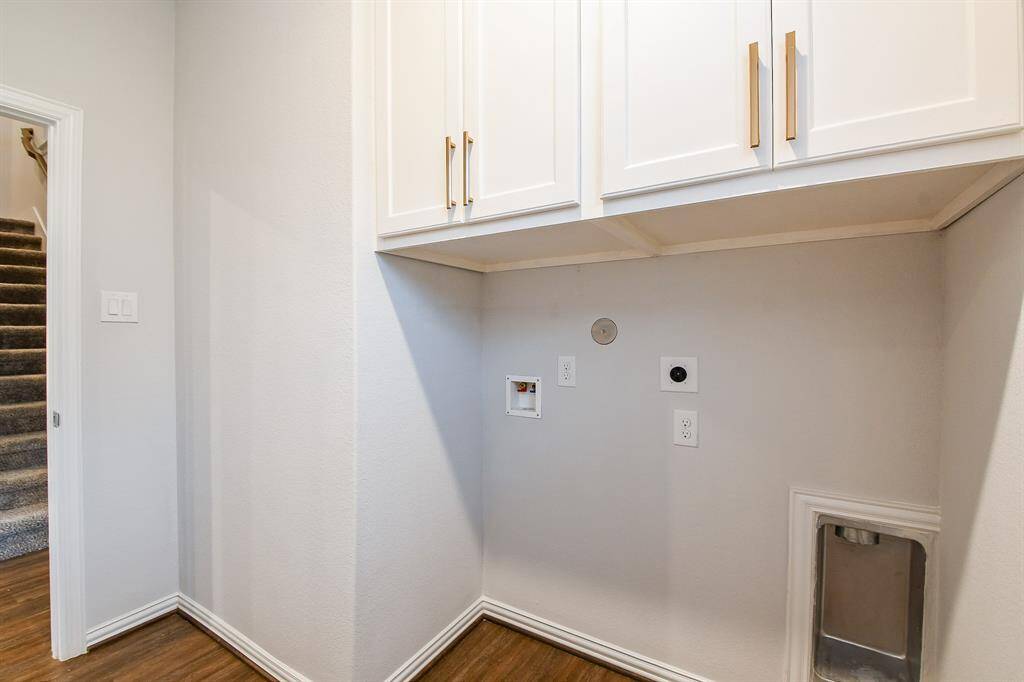 LAUNDRY HAS UPDRAGDED CABINETS
