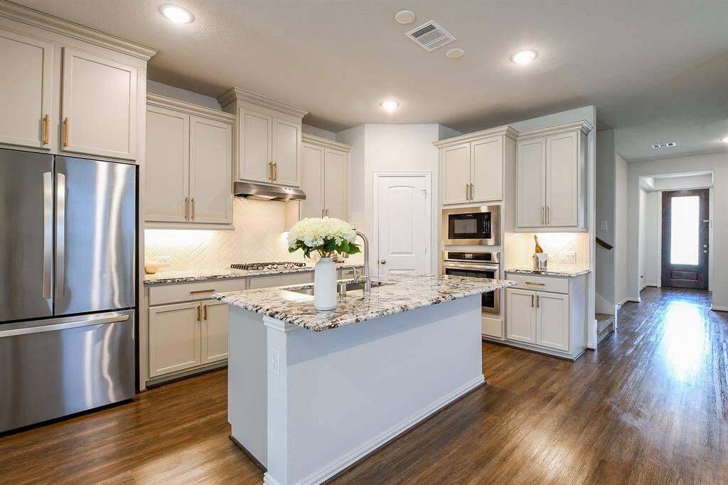 STAINLESS STEEL APPLIANCES AND HIGH QUALITY KITCHEN UPGRADES