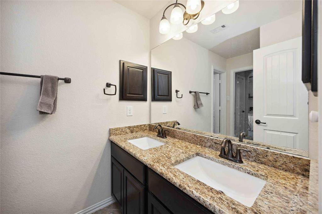 Full bathroom on 2nd floor