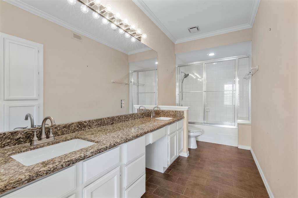 En suite primary bathroom with double vanity sinks