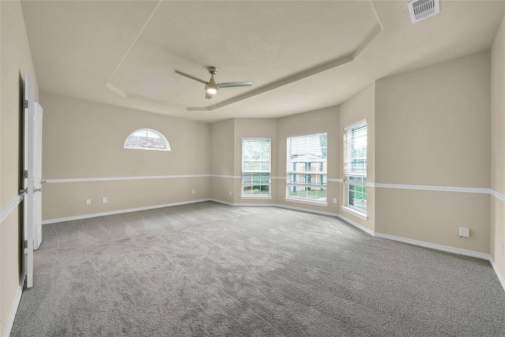Large primary bedroom w/ tray ceiling