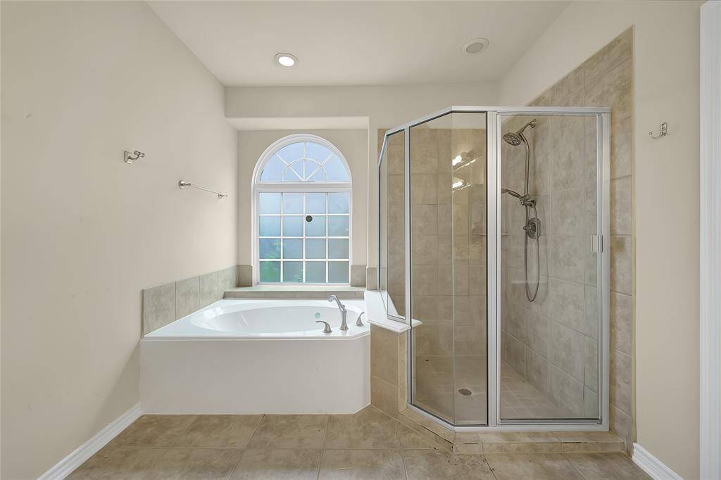 Primary w/ separate shower and tub