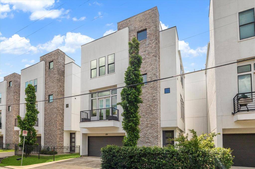 Location, location, location!! 2119 Arabelle street is conveniently located just minutes away from The Heights, Galleria, Downtown & Memorial Park.hike/bike trails