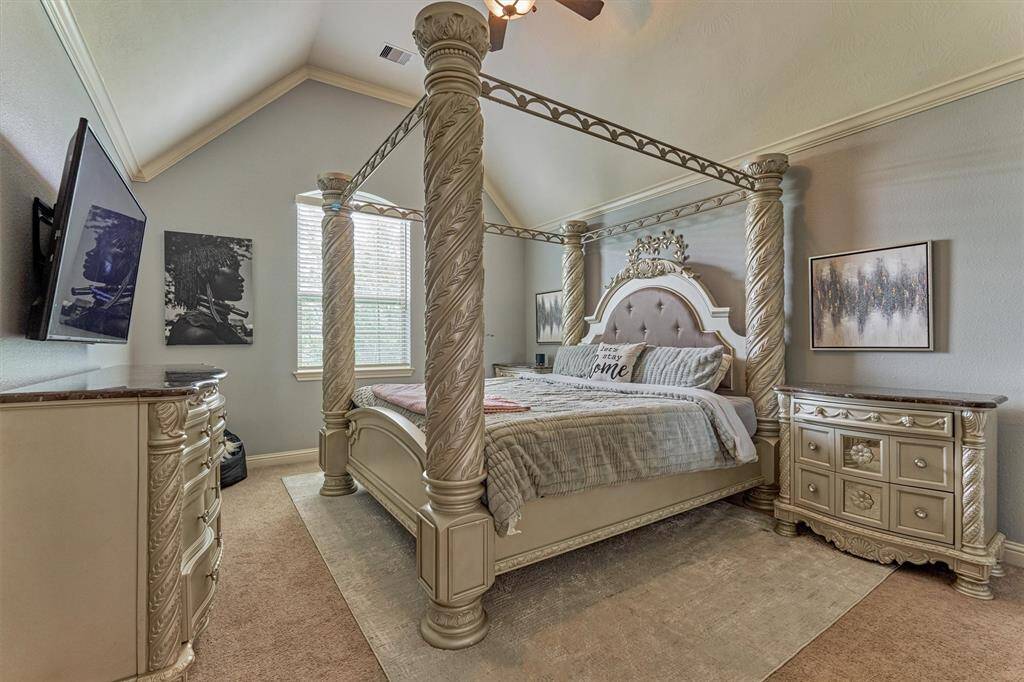Secondary bedroom with en suite bathroom and walk in closet