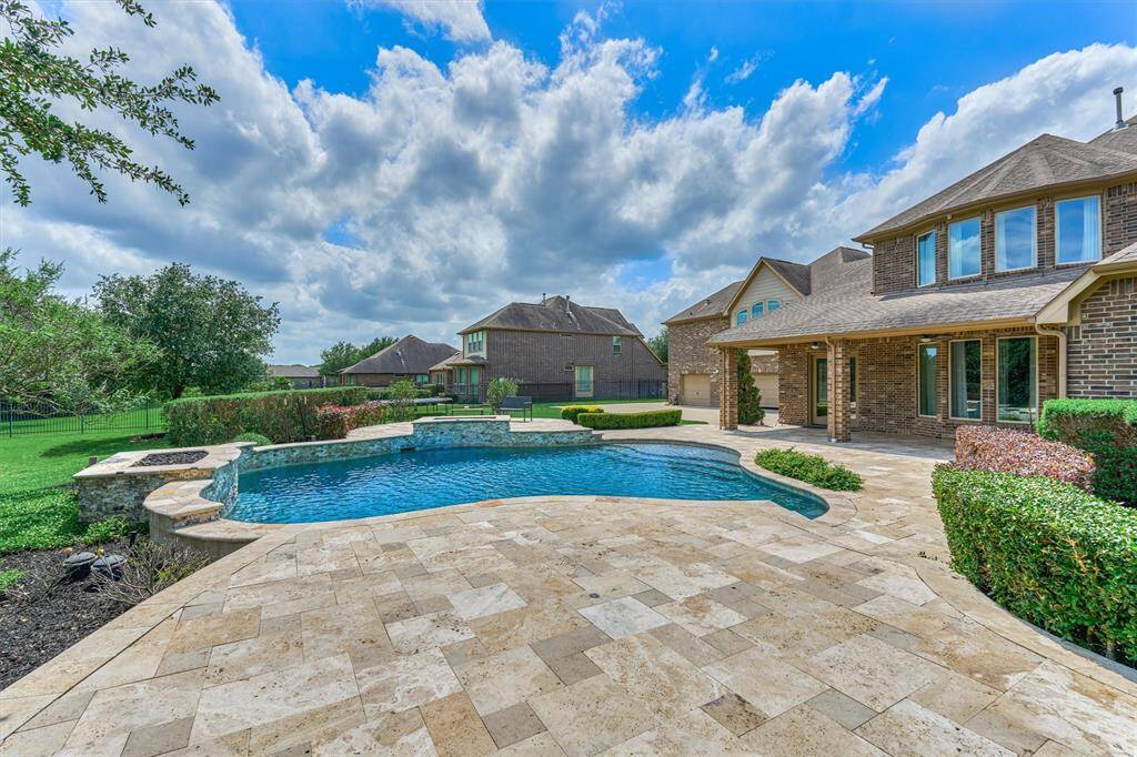 Beautiful backyard ready for the hot summer days