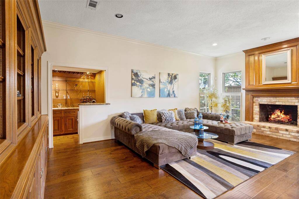 Check out that wet bar for greater entertaining!