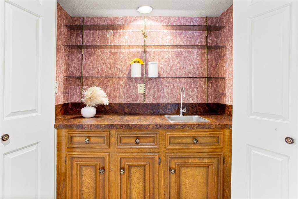 Another view of the wet bar...