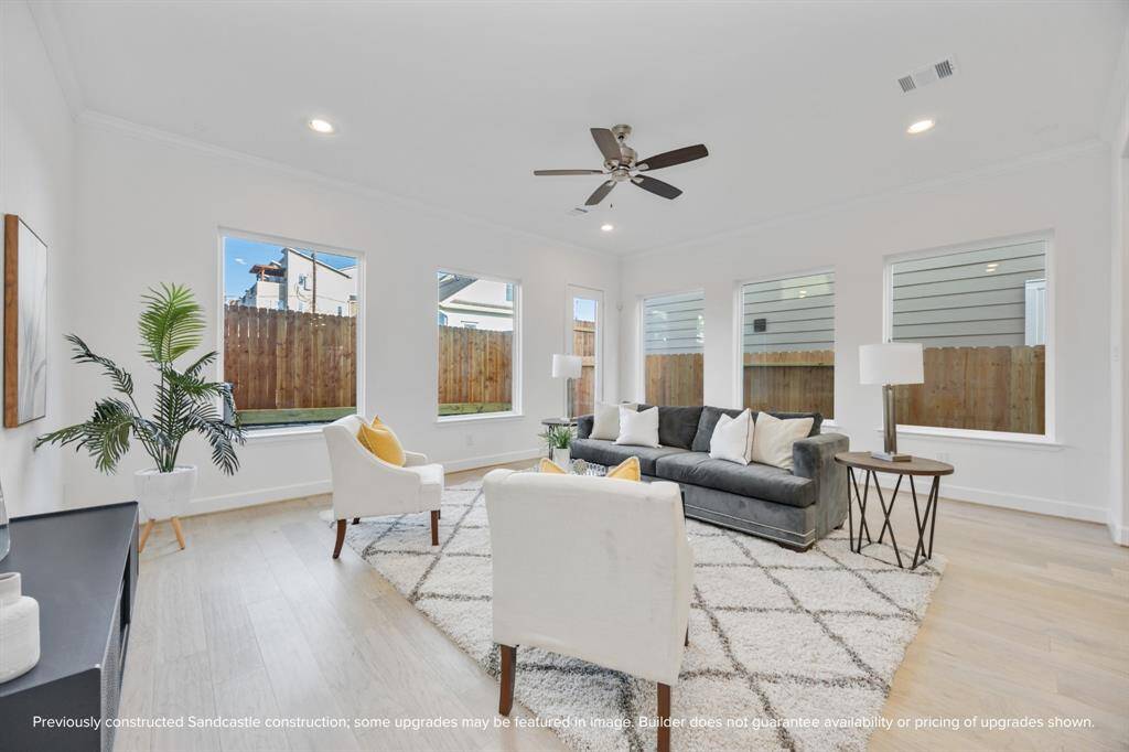Oversized windows? Check. Room to host the whole crew? Double check. The Bordeaux’s living space was made for laid-back weekends and lively gatherings alike.