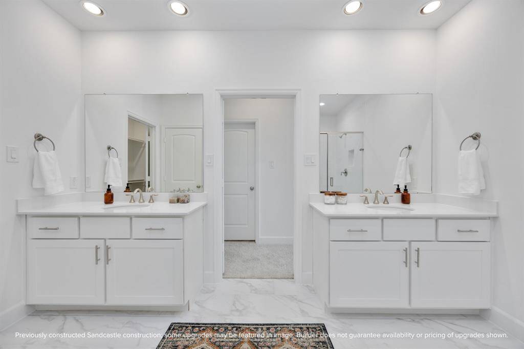 Double vanities = double the ease. Whether it’s a busy weekday morning or a relaxing Sunday night, this setup makes sharing effortless and stylish.