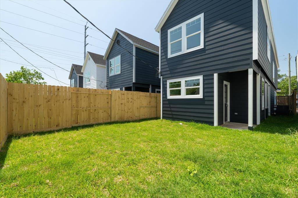 Enjoy the fully fenced backyard with a covered patio!