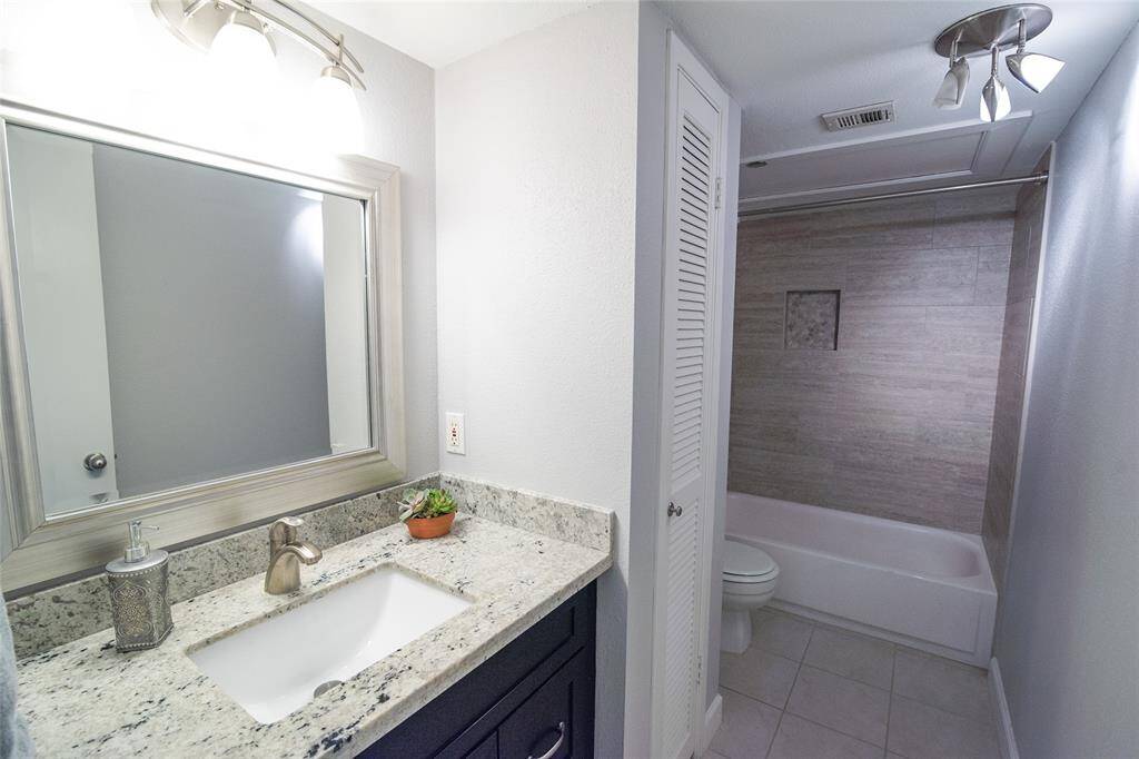 Comfortable and well-appointed secondary bathroom with a practical layout, stylish finishes, and a bright, welcoming atmosphere—perfect for guests or everyday use.