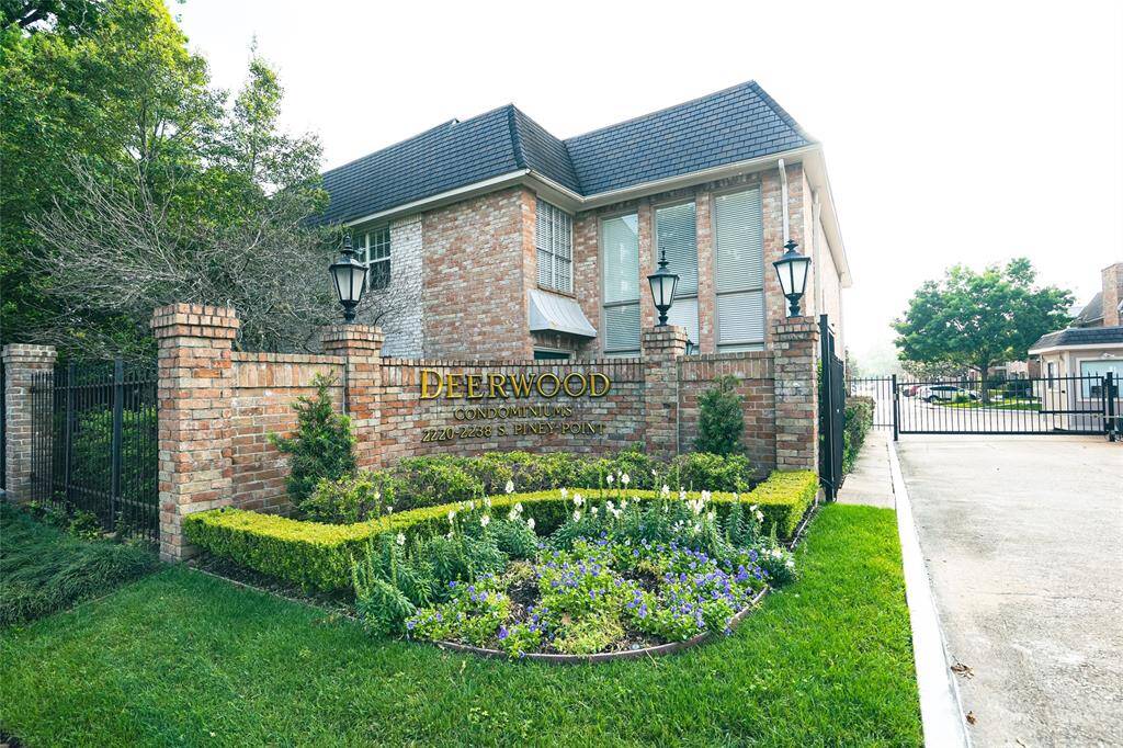 Beautiful entrance to the Deerwood Condominiums