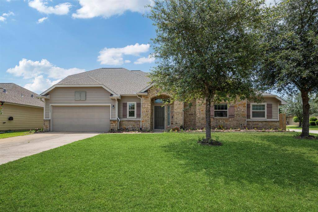 The property has fresh front yard landscaping and was recently powerwashed.