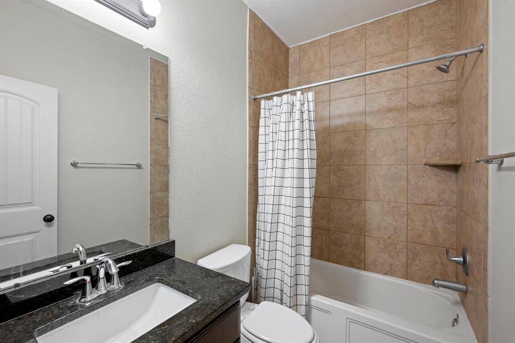 There is a 2nd floor full bath