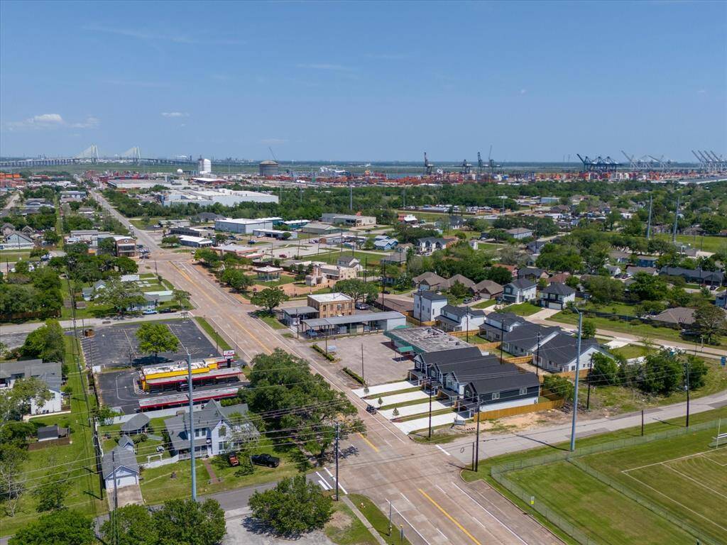 Located in La Porte’s historic Main Street district, this property is conveniently located within walking distance to restaurants, schools, shopping, and even Sylvan Beach!