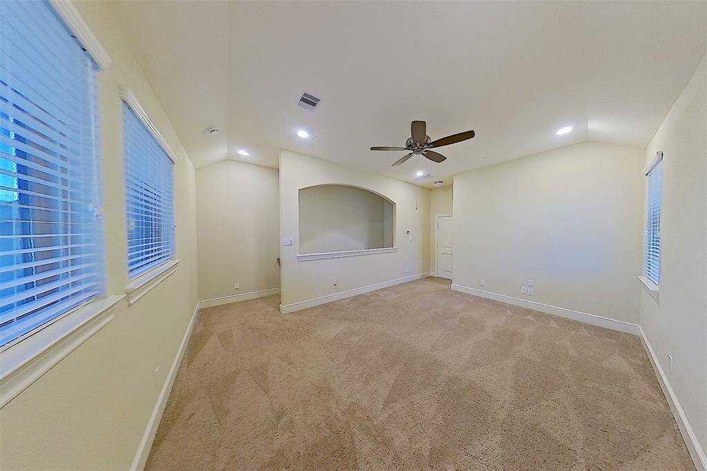 Spacious upstairs flex room