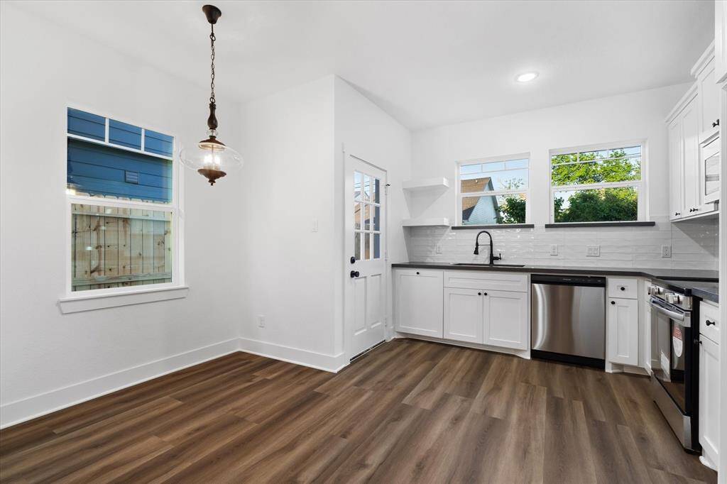 Find an additional nook alongside the kitchen with easy access to the backyard!