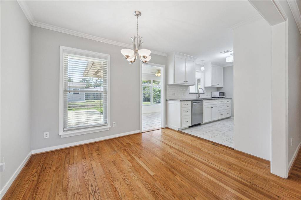 Kitchen/breakfsat area combo