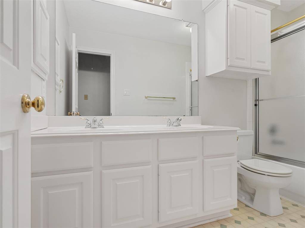 Secondary Bath Upstairs