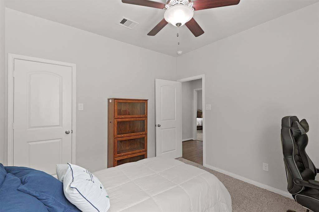 Versatile secondary bedroom with natural light and space for both sleep and study.
