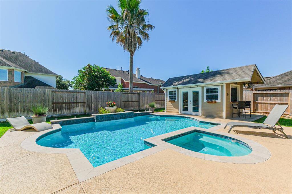 The poolside cabana offers versatile use as a serving bar or home gym, perfect for relaxation and entertainment.