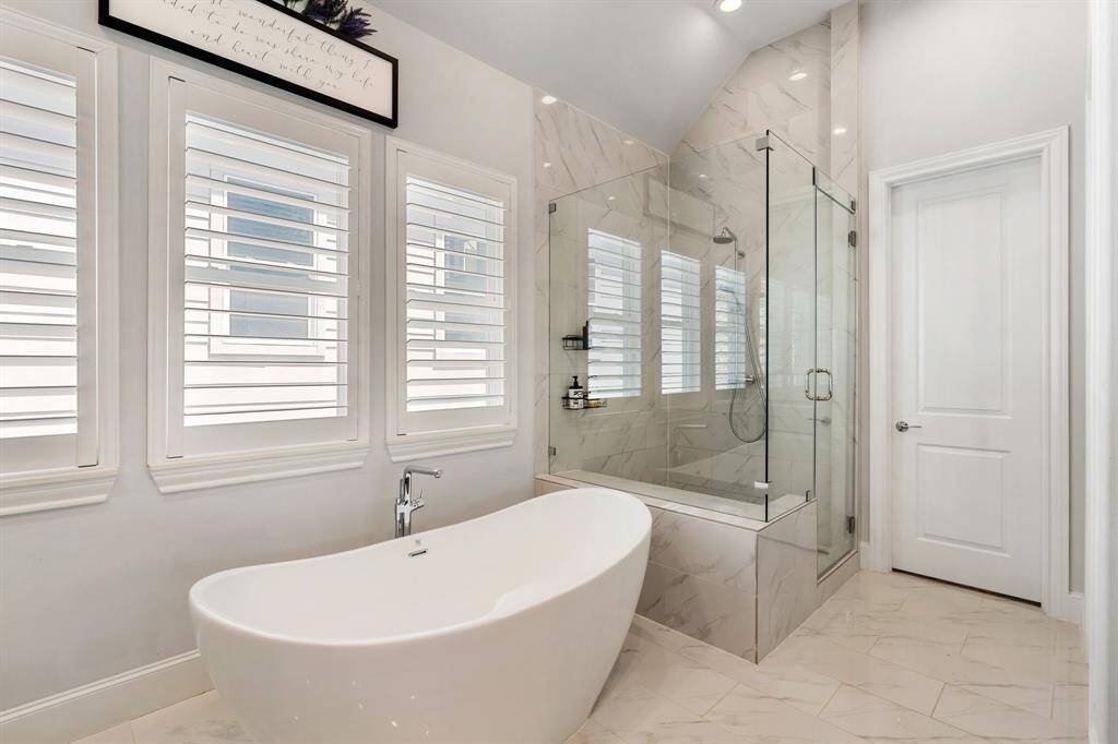 Fantastic Soaking Tub!