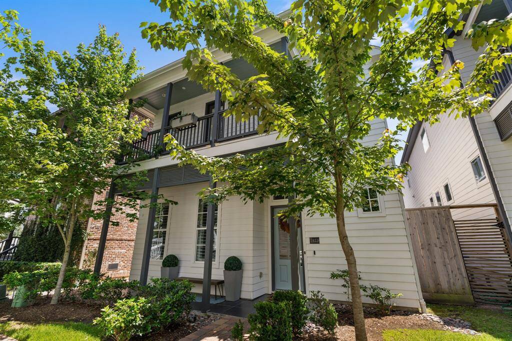Beautiful Mature Trees Provide Plenty of Balcony Shade!