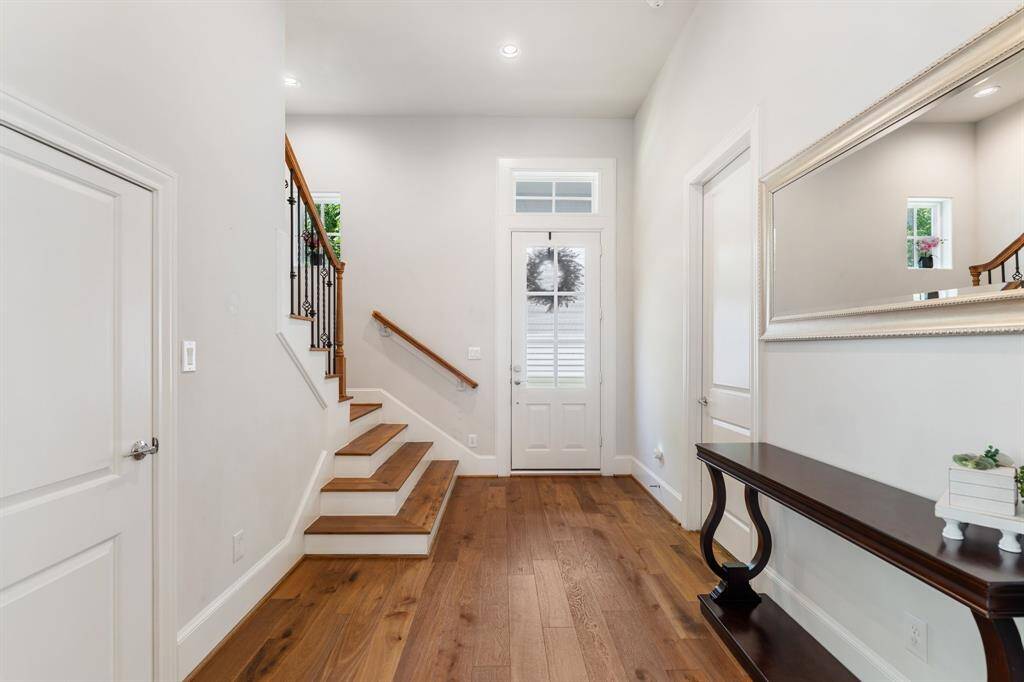 Grand Entry with Defined Entry Space!