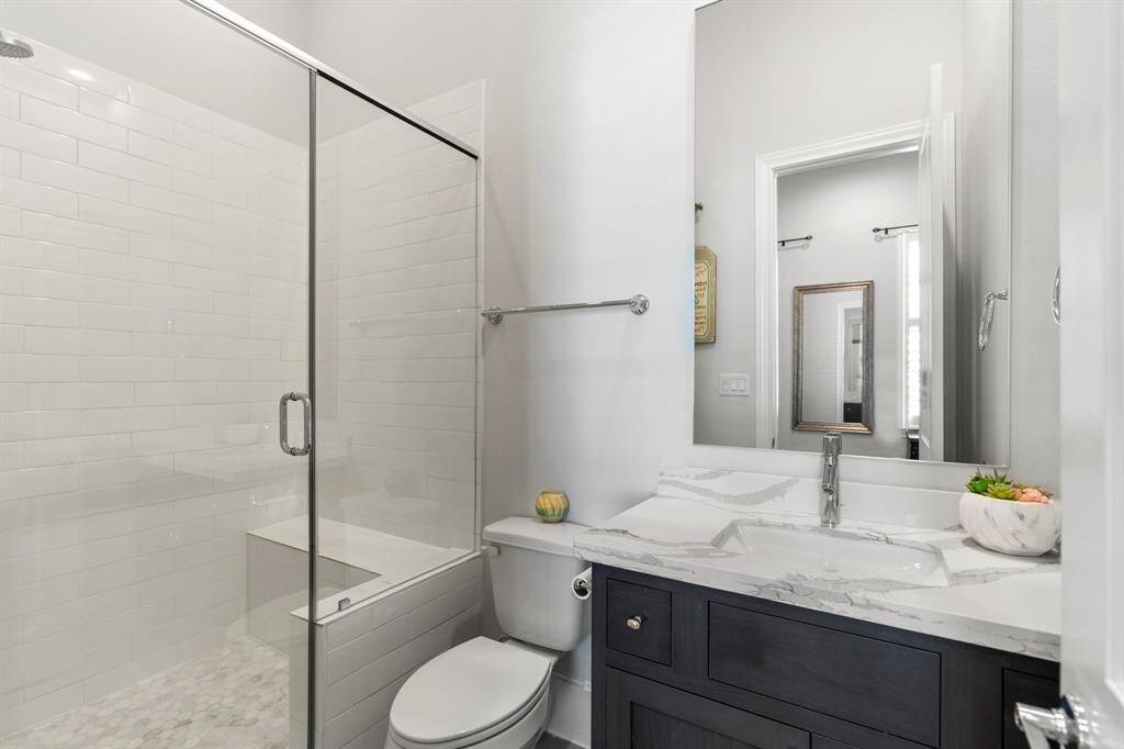1st Floor Bedroom's Private En-Suite Bath