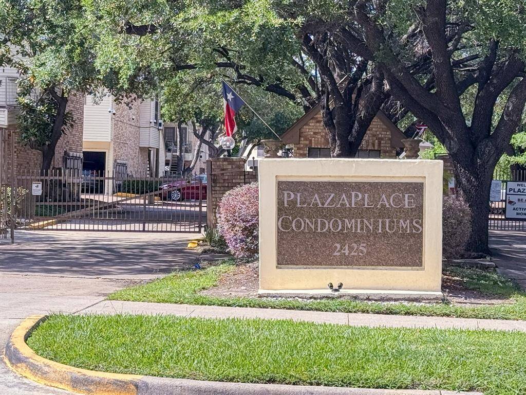 This gated community in the heart of the medical center is close to the UT Dental School and easy access to the Metro.