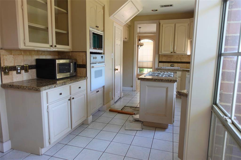 Full Kitchen View Toward Breakfast Area