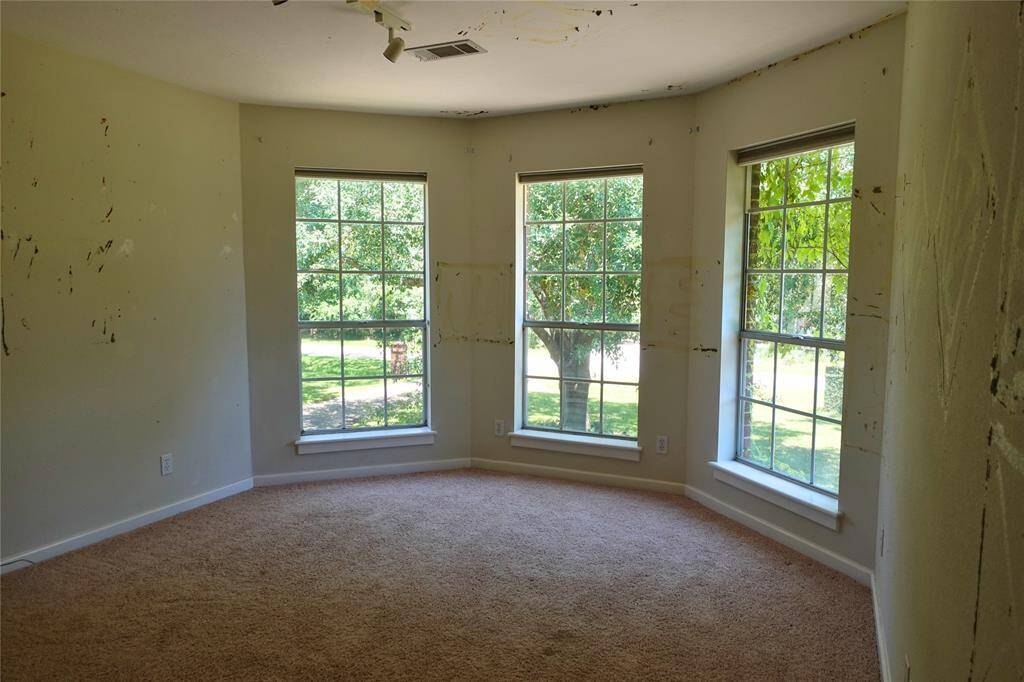Bay Window Bedroom with Nature Views