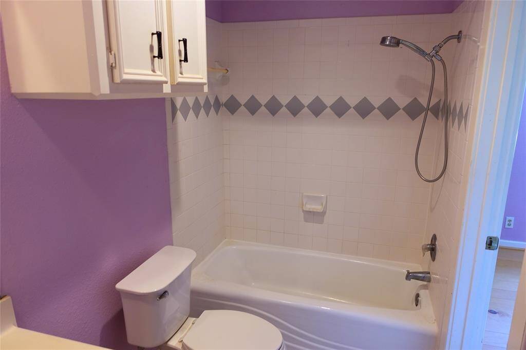 Bright Full Bath