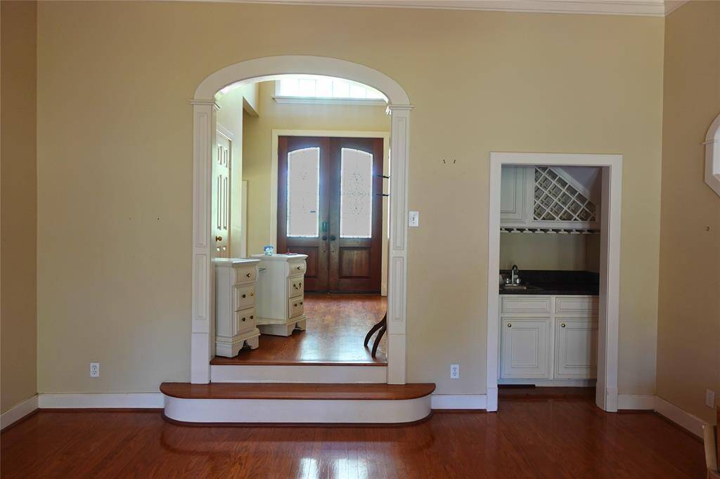 Open Flow to Entry from Living Room