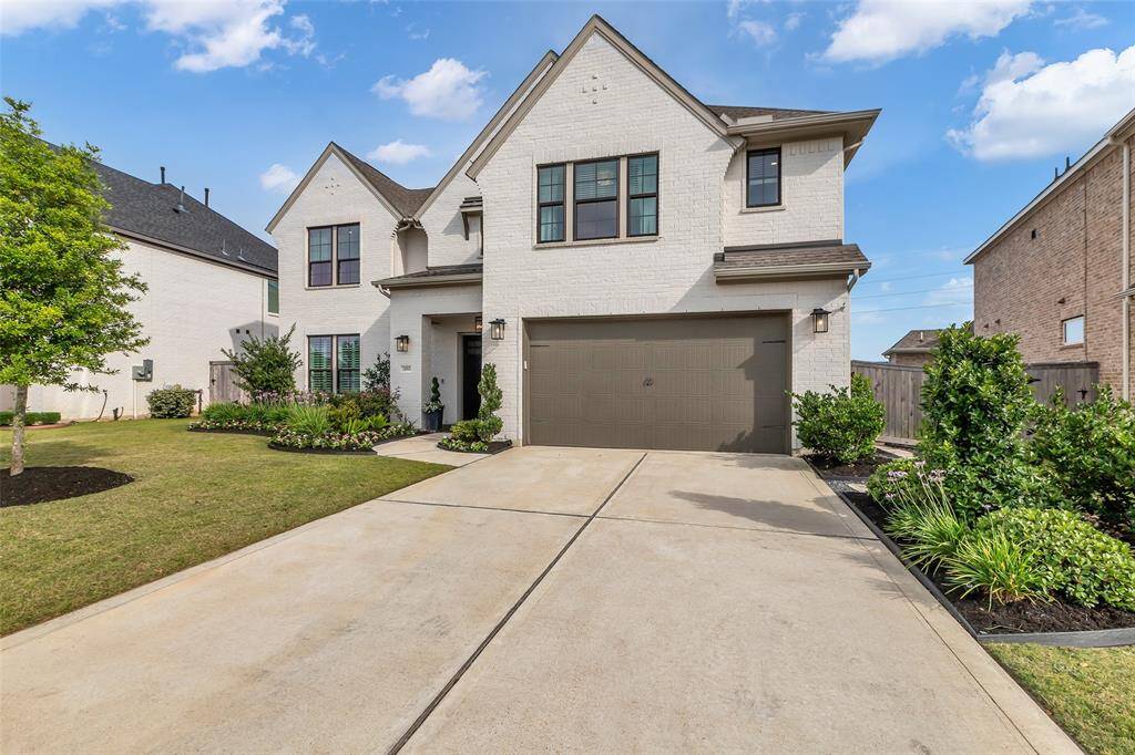Move in ready for you to enjoy all the amenities Lakes at Creekside has to offer!