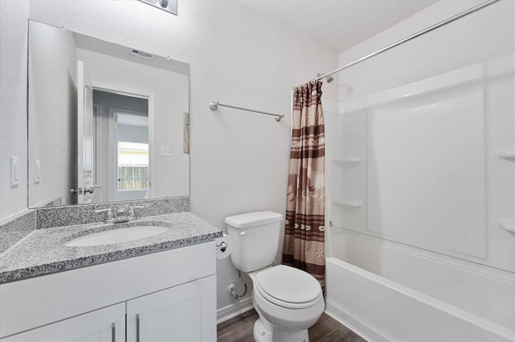 Ensuite bath with tub/shower combo