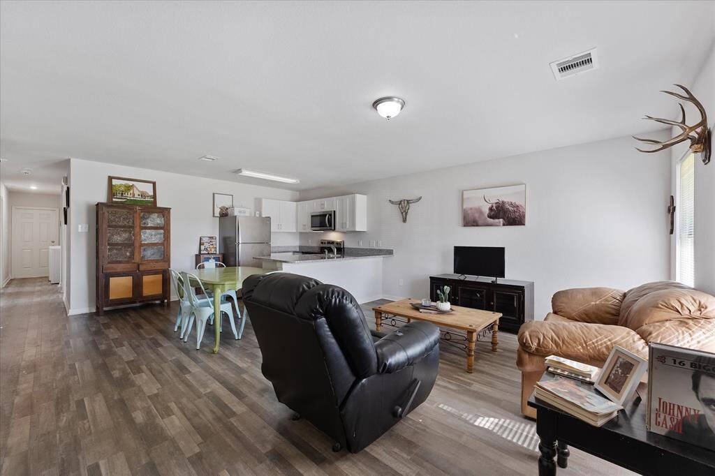 Great open living, breakfast and kitchen