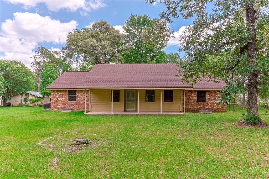Adorable home on beautiful 2 acres with gorgeous oak trees!