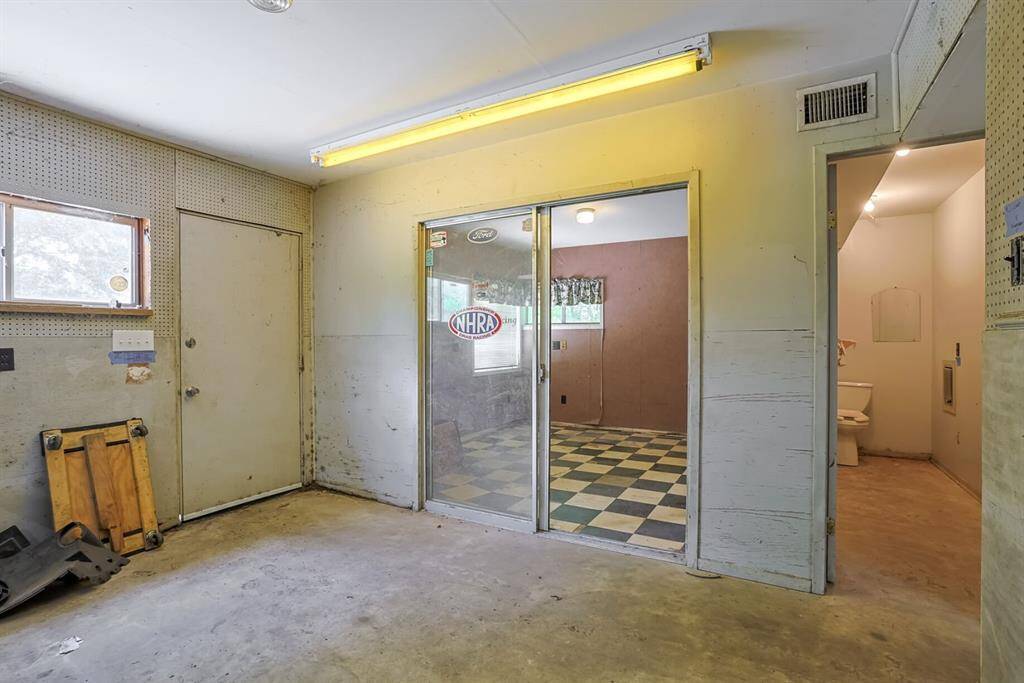 Additional room off shop with bathroom
