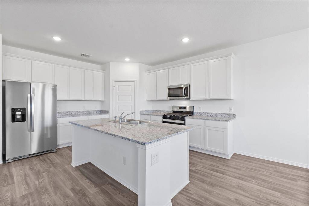 Kitchen! Fridge included