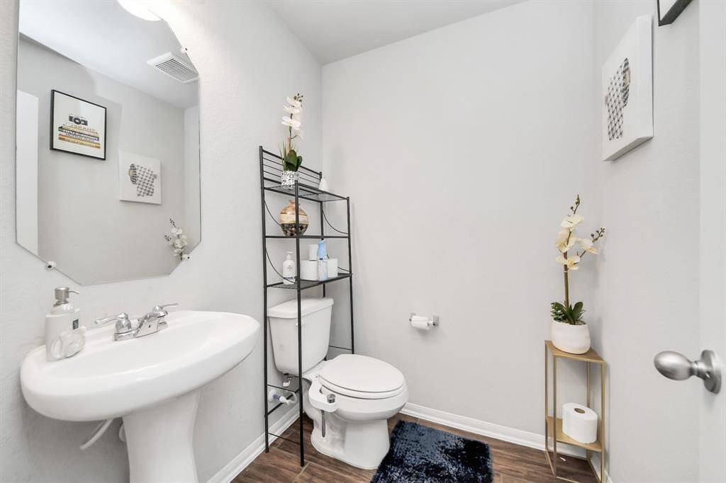 Bright multi-use room with tile flooring and window views. Great option for a home office, study, or additional retreat.