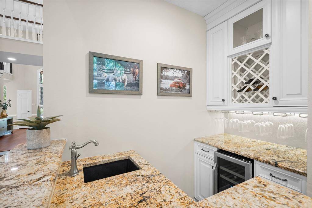 Wet bar would be the perfect entertaining!