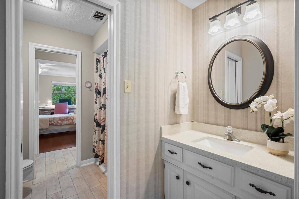 Jack in Jill bathroom (for secondary bedrooms #1 and #2)