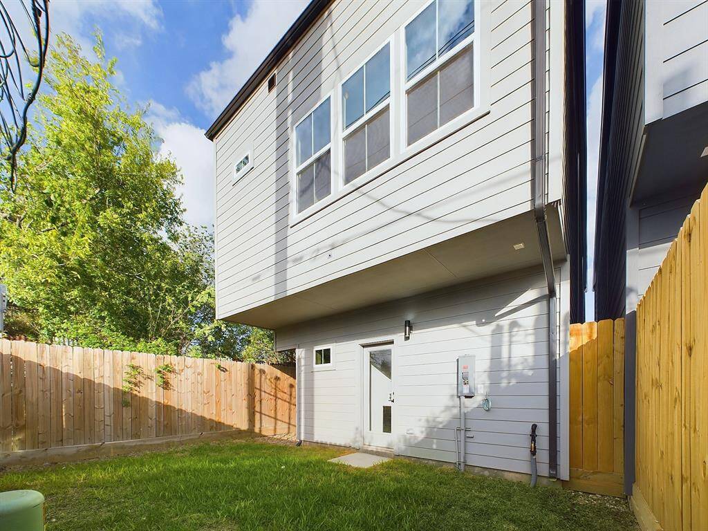 Backyard sizes vary from unit to unit.