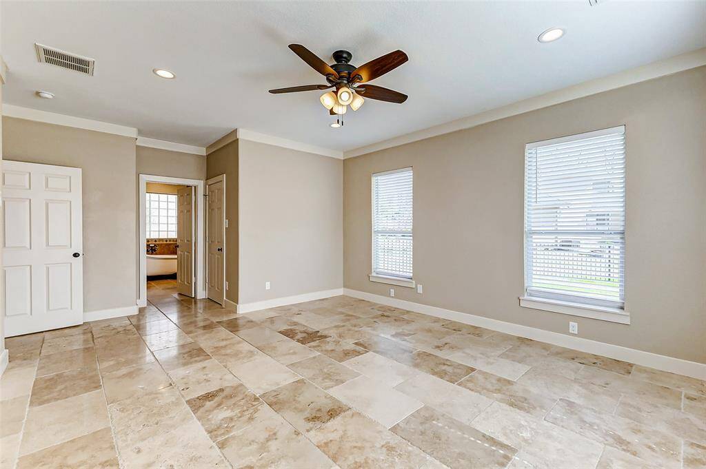 Your large bedroom furniture willfit perfectly in this oversizedbedroom. Just ahead is yourensuite bathroom!