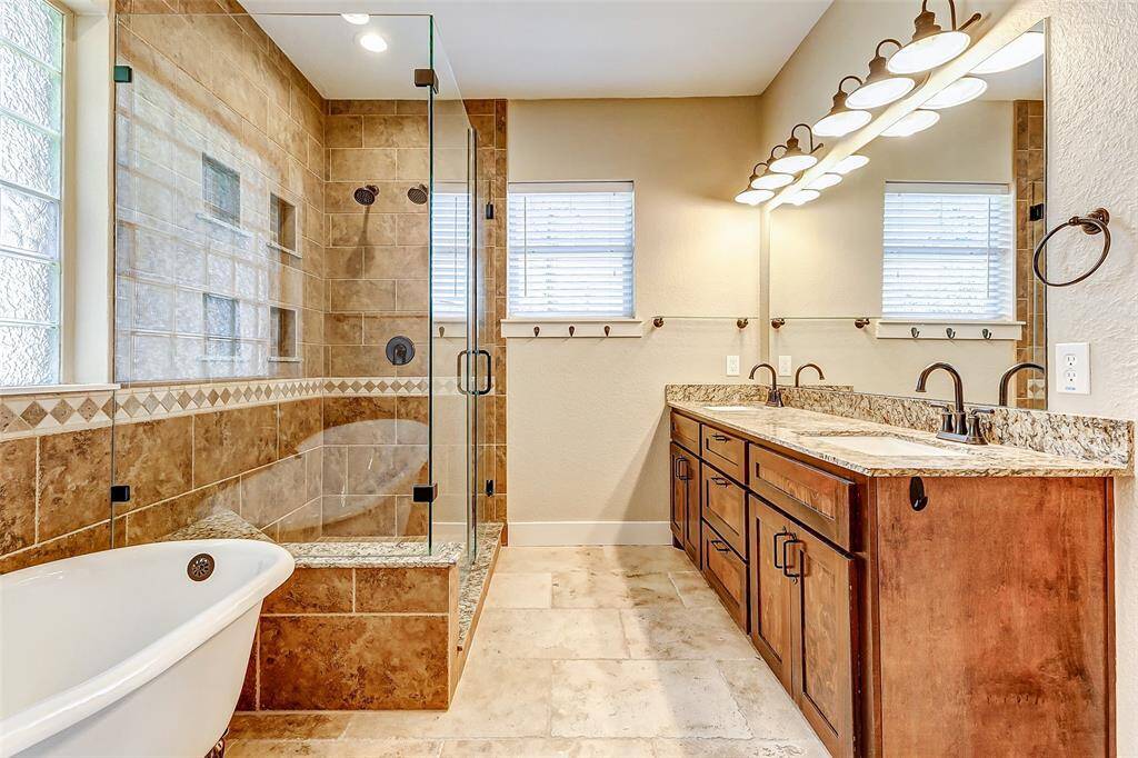 Step into the epitome of luxuryand relaxation with this primaryensuite bathroom, where everydetail has been meticulouslydesigned to create a serene andindulgent retreat. The space isgenerously sized, offering anatmosphere of openness andsophistication.