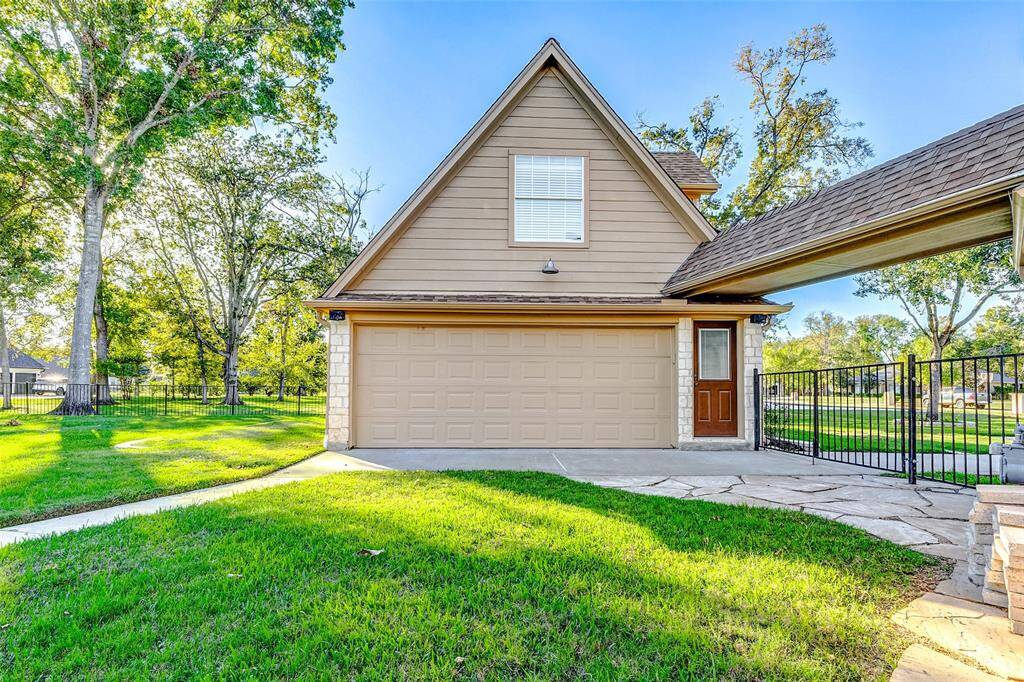 Follow the landscaped pathway to your detached two-car garage with an upstairs bedroom and a half bathroom! The catwalkprovides a stylish andconvenient passage to yourgarage, elevating the experienceof coming and going.