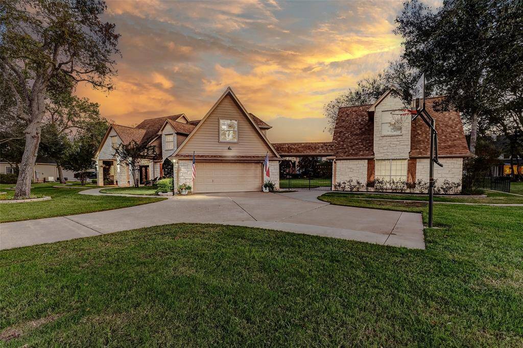 Don't miss out on the opportunityto call this magnificent homeyours! Schedule a viewing todayand discover the countlesspossibilities that await. 2714 W Trail Court is ready for its new homeowners!