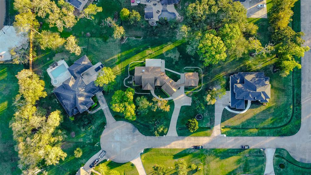 This home is situated on agenerous cul-de-sac lot that offers awonderful green space, toweringtrees, and more.