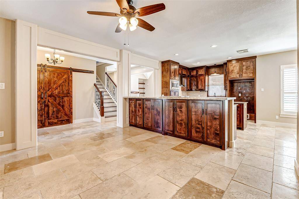 The spacious dining room flowsseamlessly into the wellappointed kitchen, creating anopen and inviting atmosphere.This spacious room willaccommodate a large table formany dinner guests. Natural lightmakes the space feel bright andairy.